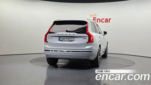 Volvo XC90 2022 — ფოტო 17/20