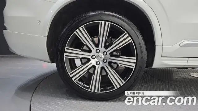 Volvo XC90 2022 — ფოტო 18/20