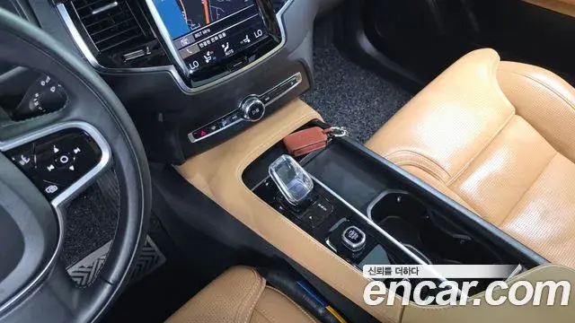 Volvo XC90 2022 — ფოტო 14/20
