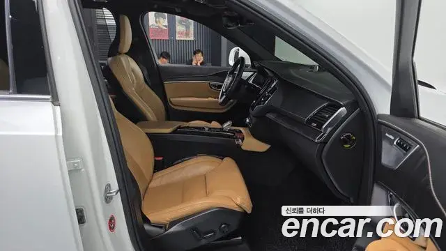 Volvo XC90 2022 — ფოტო 13/20