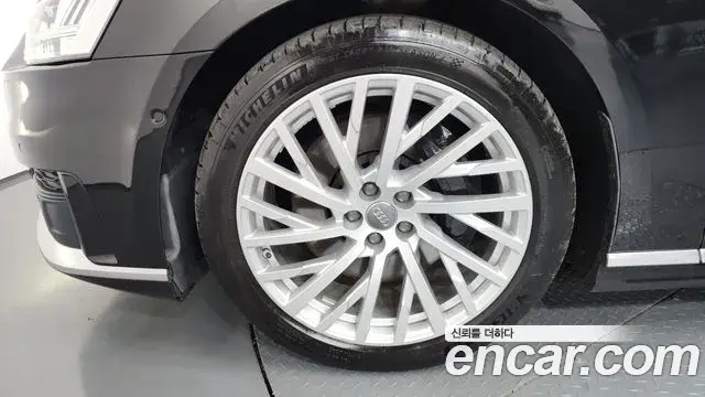 Audi A8 2019 — ფოტო 27/43