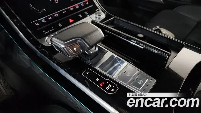 Audi A8 2019 — ფოტო 30/43