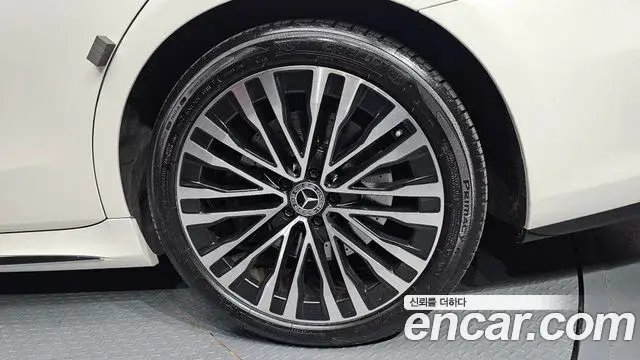 Mercedes-Benz S-Class 2023 — Photo 21/31