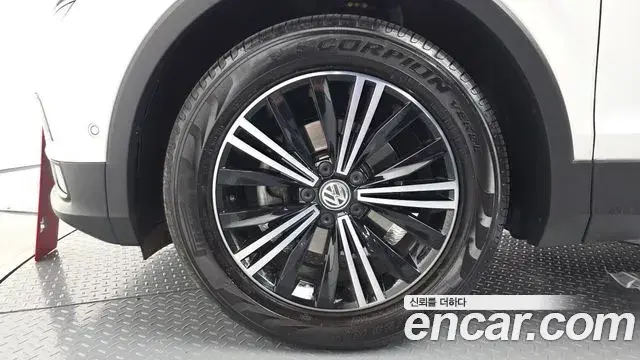 Volkswagen Tiguan 2020 — ფოტო 19/20
