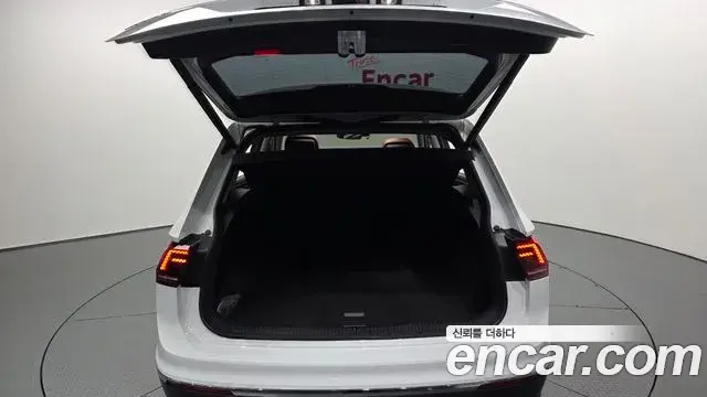 Volkswagen Tiguan 2020 — ფოტო 7/20