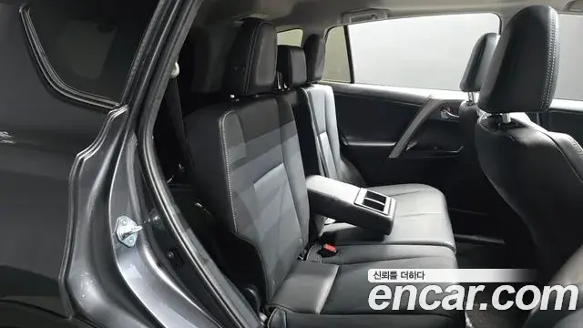 Toyota RAV4 2018 — Photo 11/20