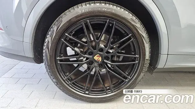Porsche Cayenne 2023 — Photo 2/32