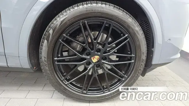 Porsche Cayenne 2023 — Photo 26/32