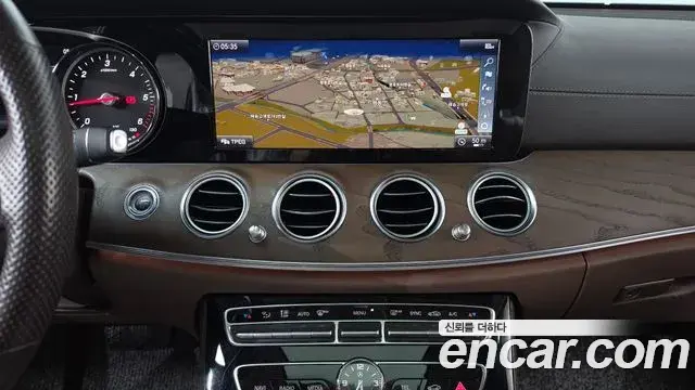 Mercedes-Benz E-Class 2018 — Şəkil 11/35