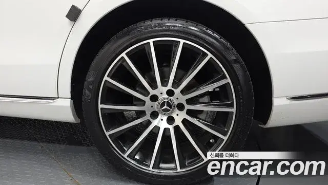 Mercedes-Benz E-Class 2018 — Şəkil 26/35