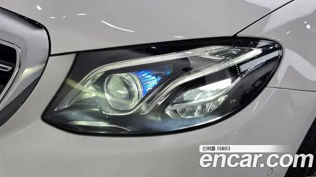 Mercedes-Benz E-Class 2018 — Şəkil 20/35