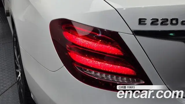 Mercedes-Benz E-Class 2018 — Şəkil 19/35