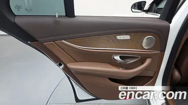 Mercedes-Benz E-Class 2018 — Şəkil 32/35