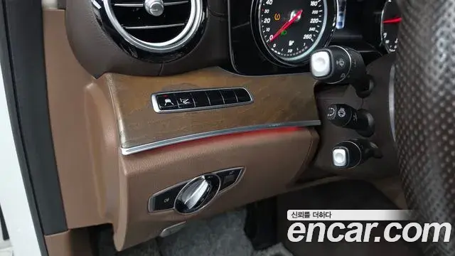 Mercedes-Benz E-Class 2018 — Şəkil 33/35