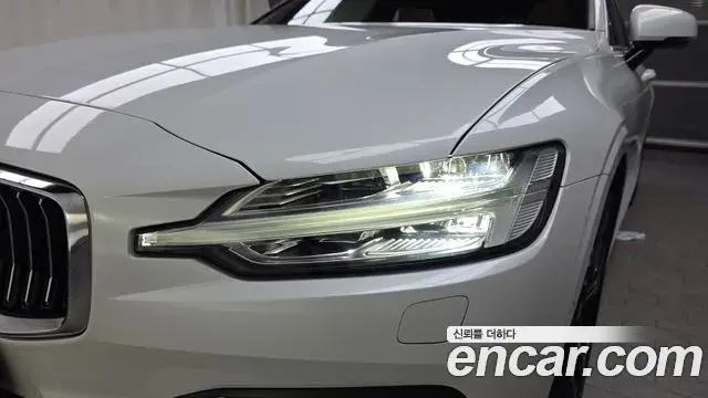Volvo S60 2021 — Photo 2/32