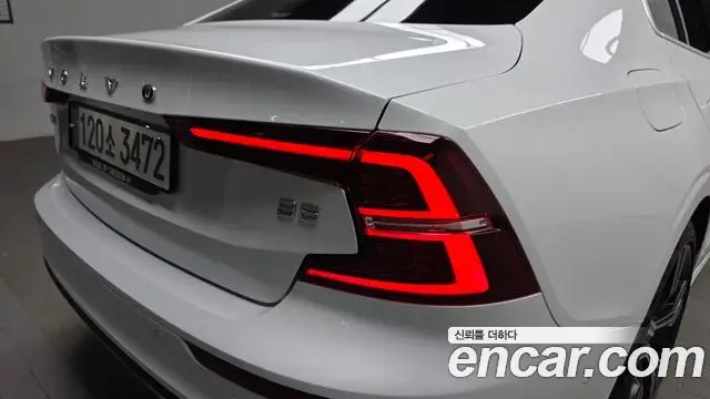 Volvo S60 2021 — Photo 17/32