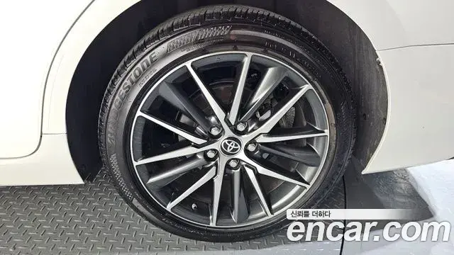 Toyota Camry 2024 — Şəkil 28/32