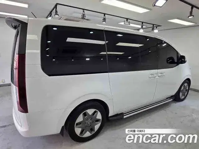 Hyundai Staria 2023 — Фото 6/19