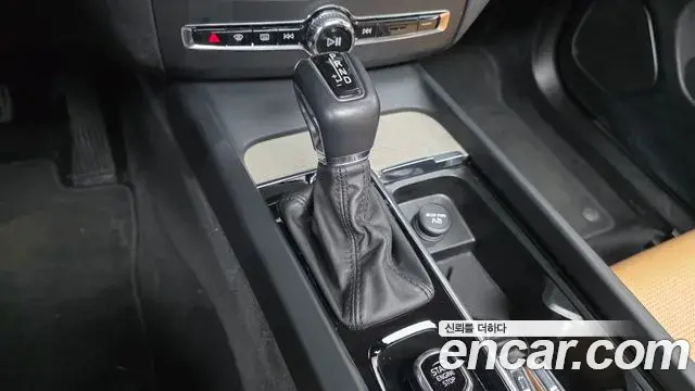 Volvo XC60 2019 — Фото 9/20