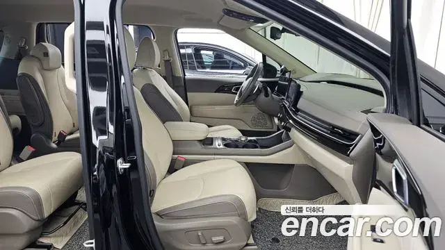 Kia Carnival 2024 — ფოტო 23/35