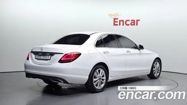 Mercedes-Benz C-Class 2019 — Photo 8/20