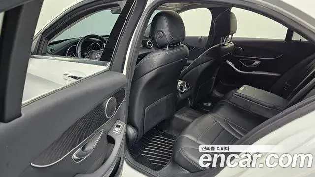 Mercedes-Benz C-Class 2019 — Photo 18/20
