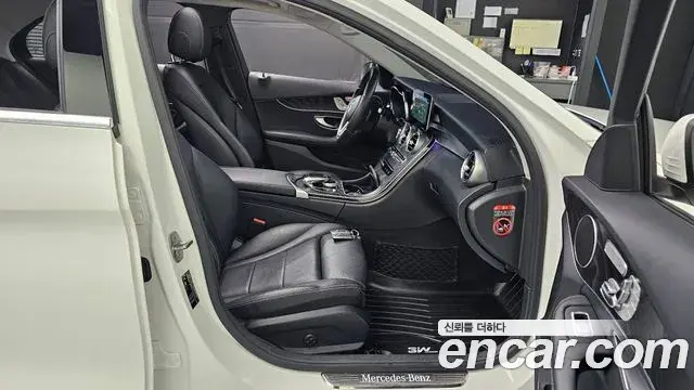 Mercedes-Benz C-Class 2019 — Photo 11/20