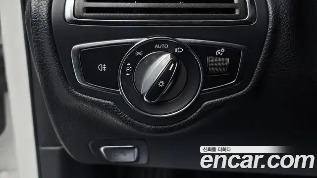 Mercedes-Benz C-Class 2019 — Photo 1/20
