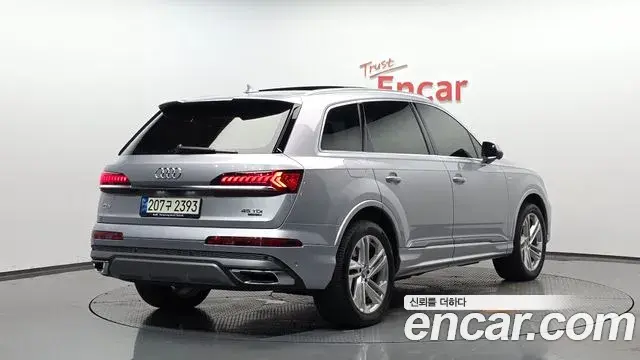Audi Q7 2021 — Фото 2/20