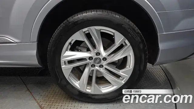 Audi Q7 2021 — ფოტო 28/35