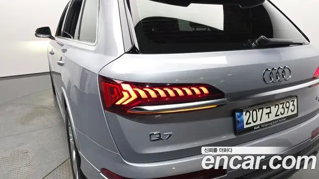 Audi Q7 2021 — ფოტო 27/35