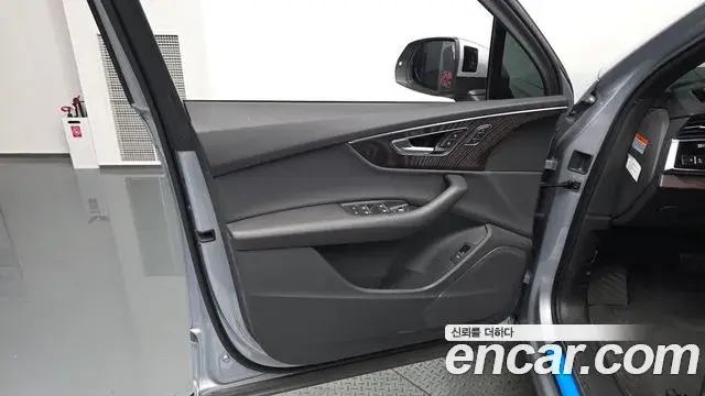 Audi Q7 2021 — ფოტო 33/35