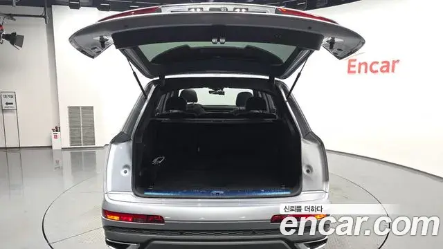 Audi Q7 2021 — ფოტო 8/35