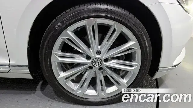 Volkswagen Passat GT 2018 — Şəkil 34/36