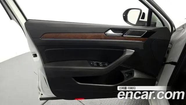 Volkswagen Passat GT 2018 — Şəkil 35/36
