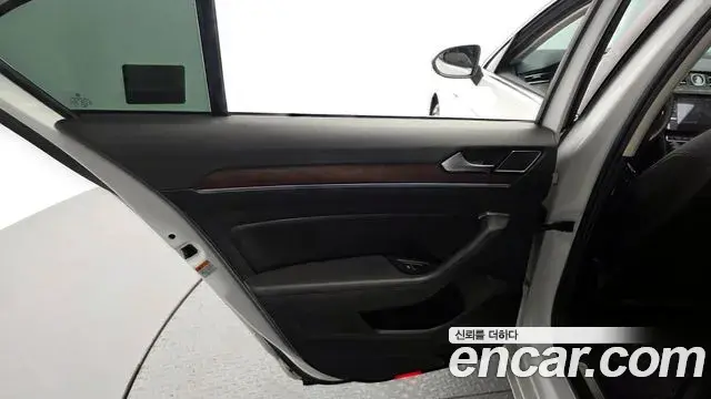Volkswagen Passat GT 2018 — Şəkil 21/36