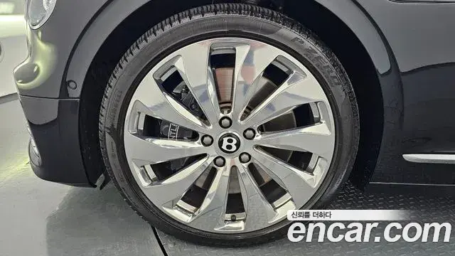 Bentley Flying Spur 2022 — ფოტო 38/44