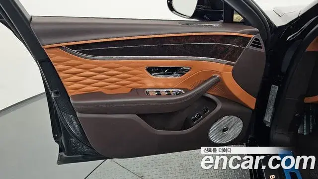Bentley Flying Spur 2022 — ფოტო 26/44