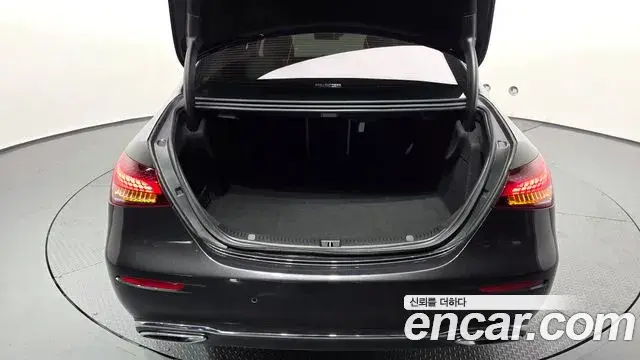 Mercedes-Benz E-Class 2022 — Şəkil 27/35