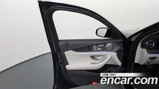 Mercedes-Benz E-Class 2022 — Şəkil 17/35