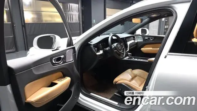 Volvo XC60 2019 — Şəkil 18/20