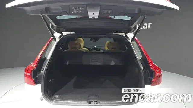 Volvo XC60 2019 — Şəkil 14/20