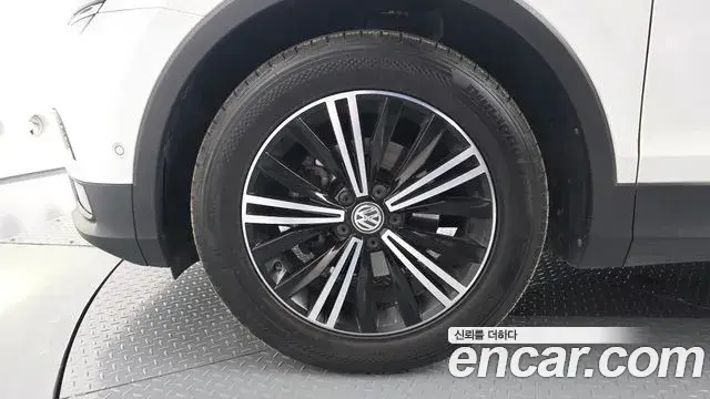 Volkswagen Tiguan 2019 — Photo 1/20
