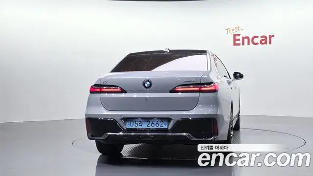 BMW i7 2023 — Photo 12/37