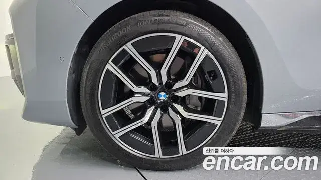 BMW i7 2023 — Photo 32/37