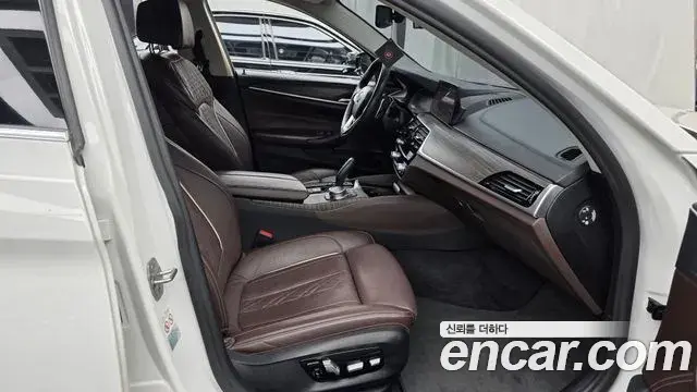 BMW 5 Series 2020 — Şəkil 16/32