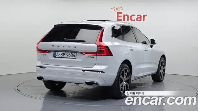 Volvo XC60 2018 — ფოტო 17/20