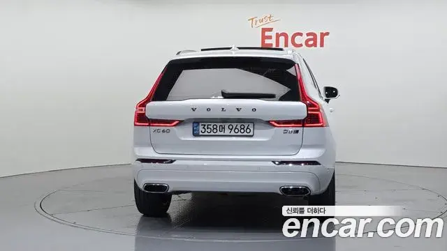 Volvo XC60 2018 — ფოტო 11/20
