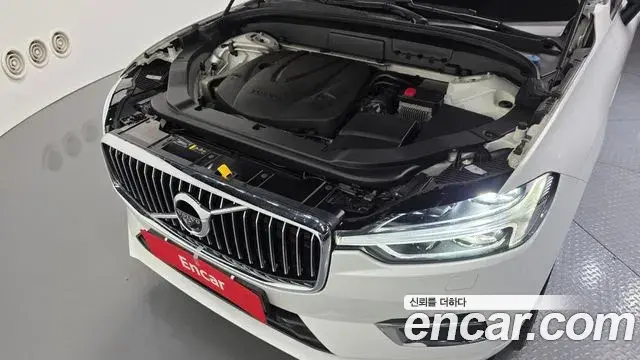 Volvo XC60 2018 — ფოტო 8/20