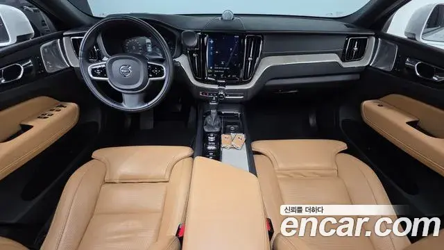 Volvo XC60 2018 — ფოტო 18/20